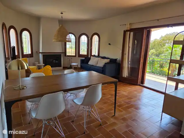 Villa Ensueño en España, Costa Brava, Calonge - villa Sala de estar de la planta alta con puertas que dan al balcón