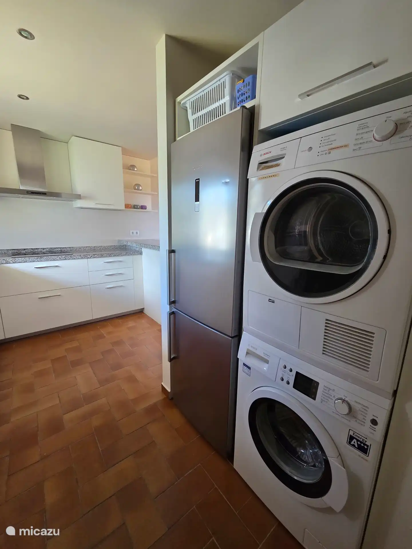 cuisine à l’étage supérieur avec machine à laver et sèche-linge