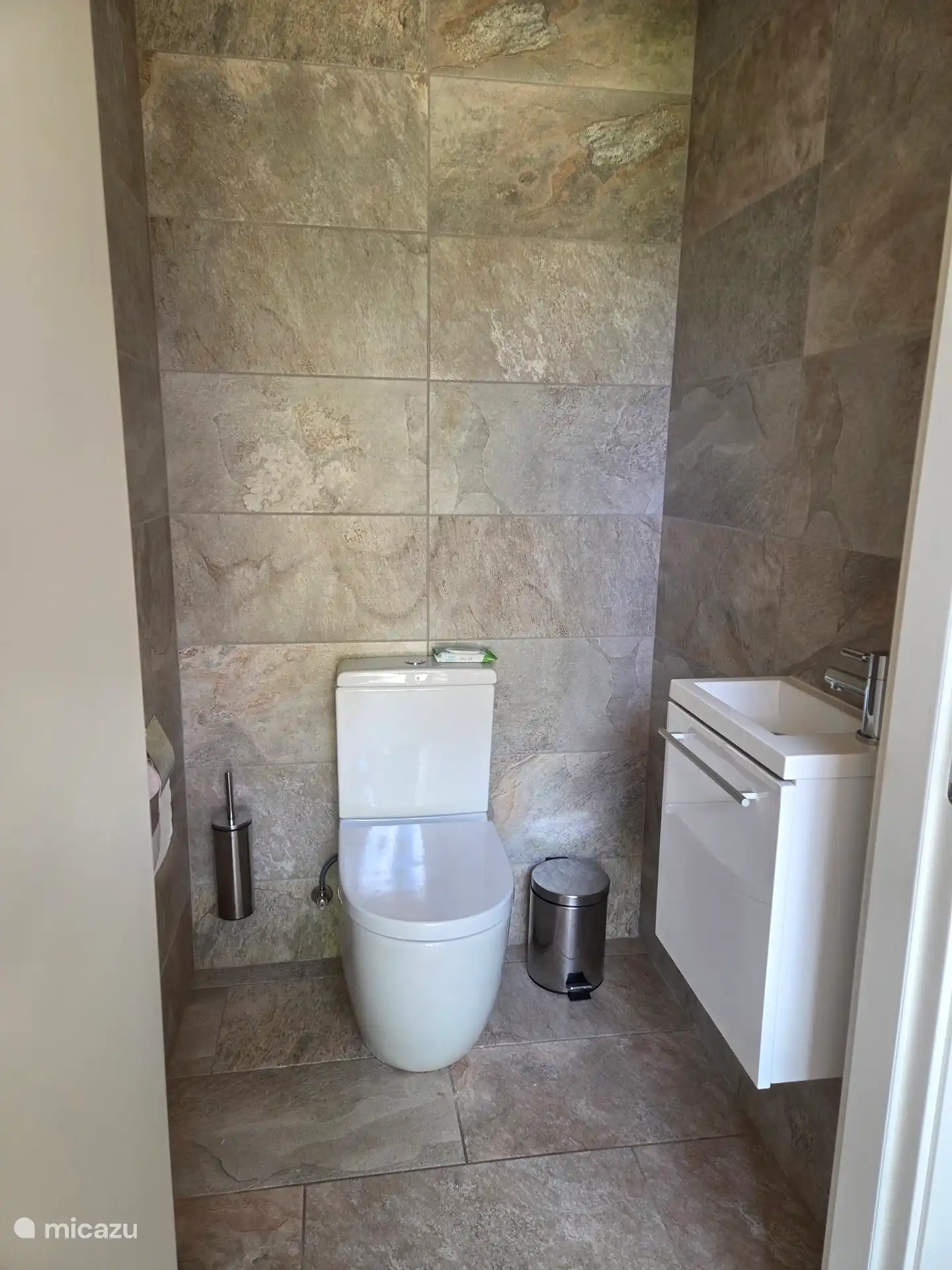 Le rez-de-chaussée dispose d’un WC séparé