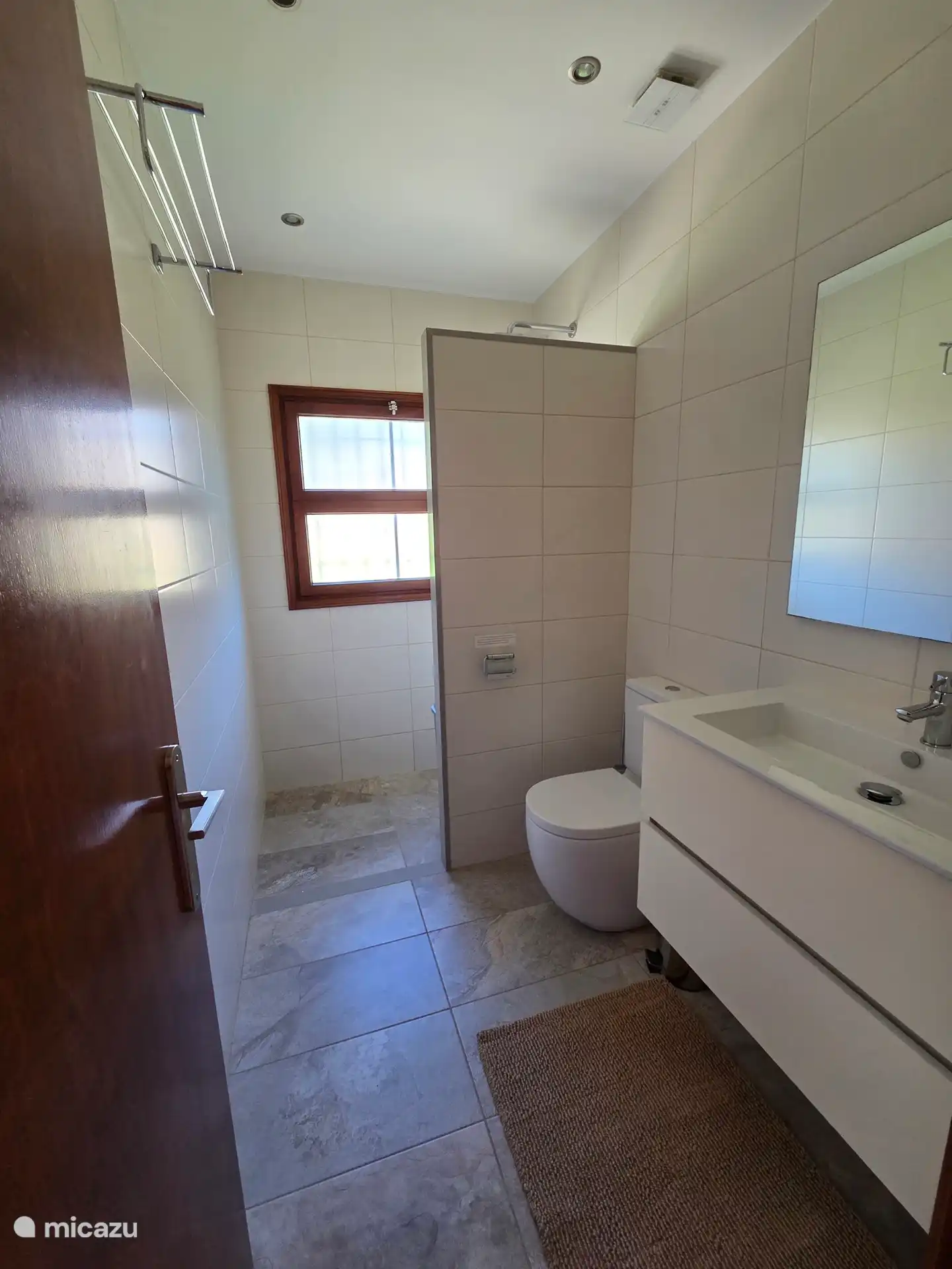 Salle de bain à l’étage 1/2