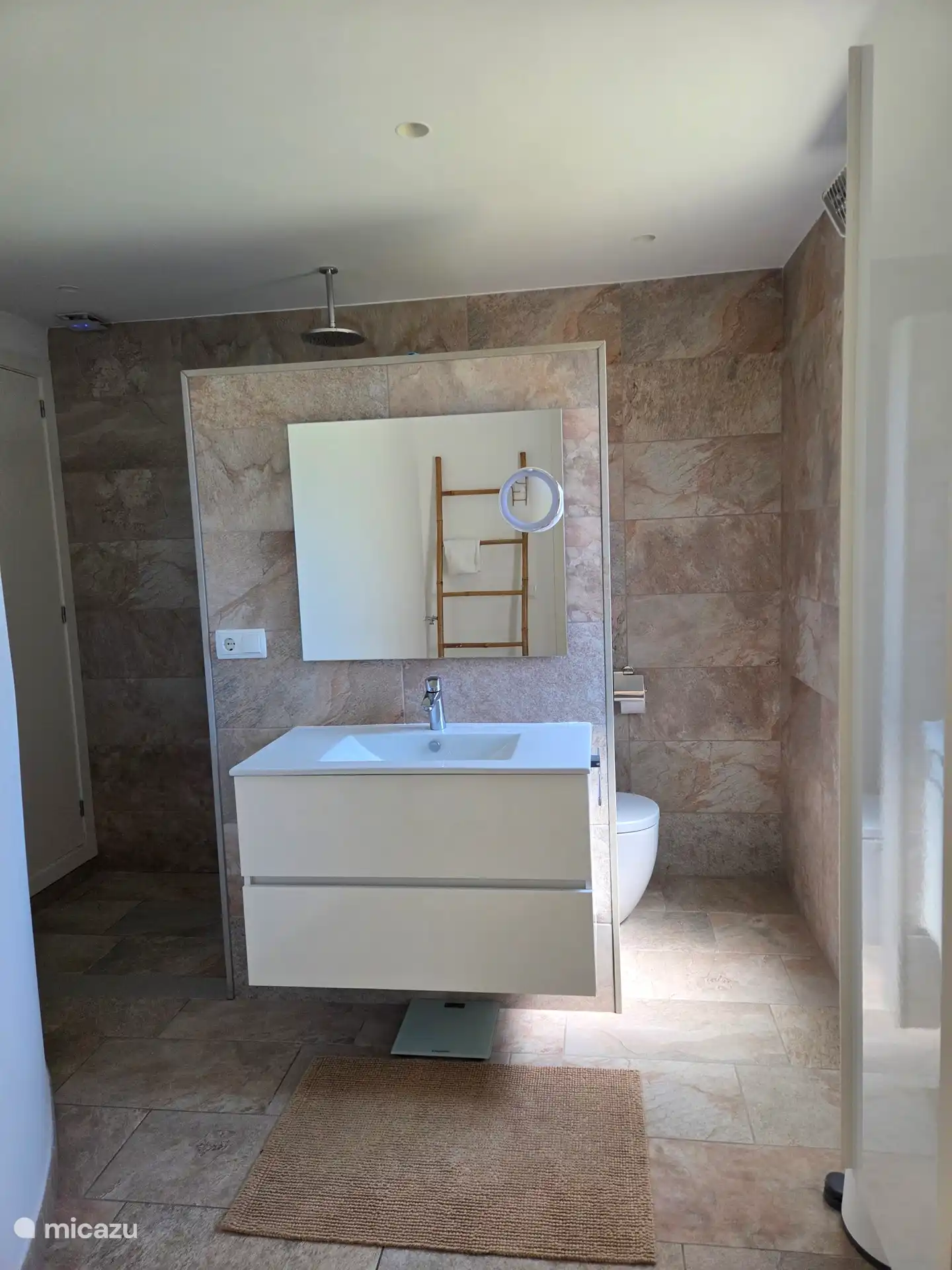 Salle de bain en bas 1/1