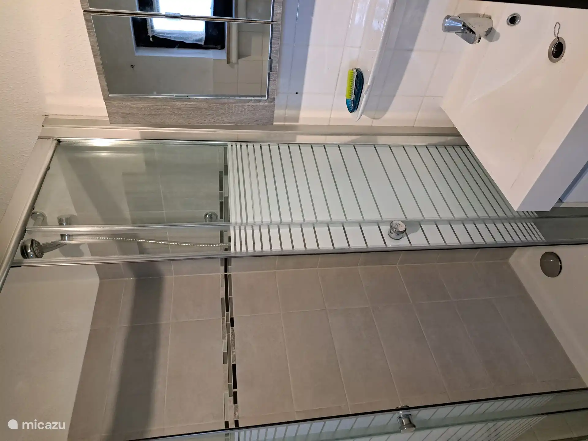 El pequeño cuarto de baño ha sido renovado.