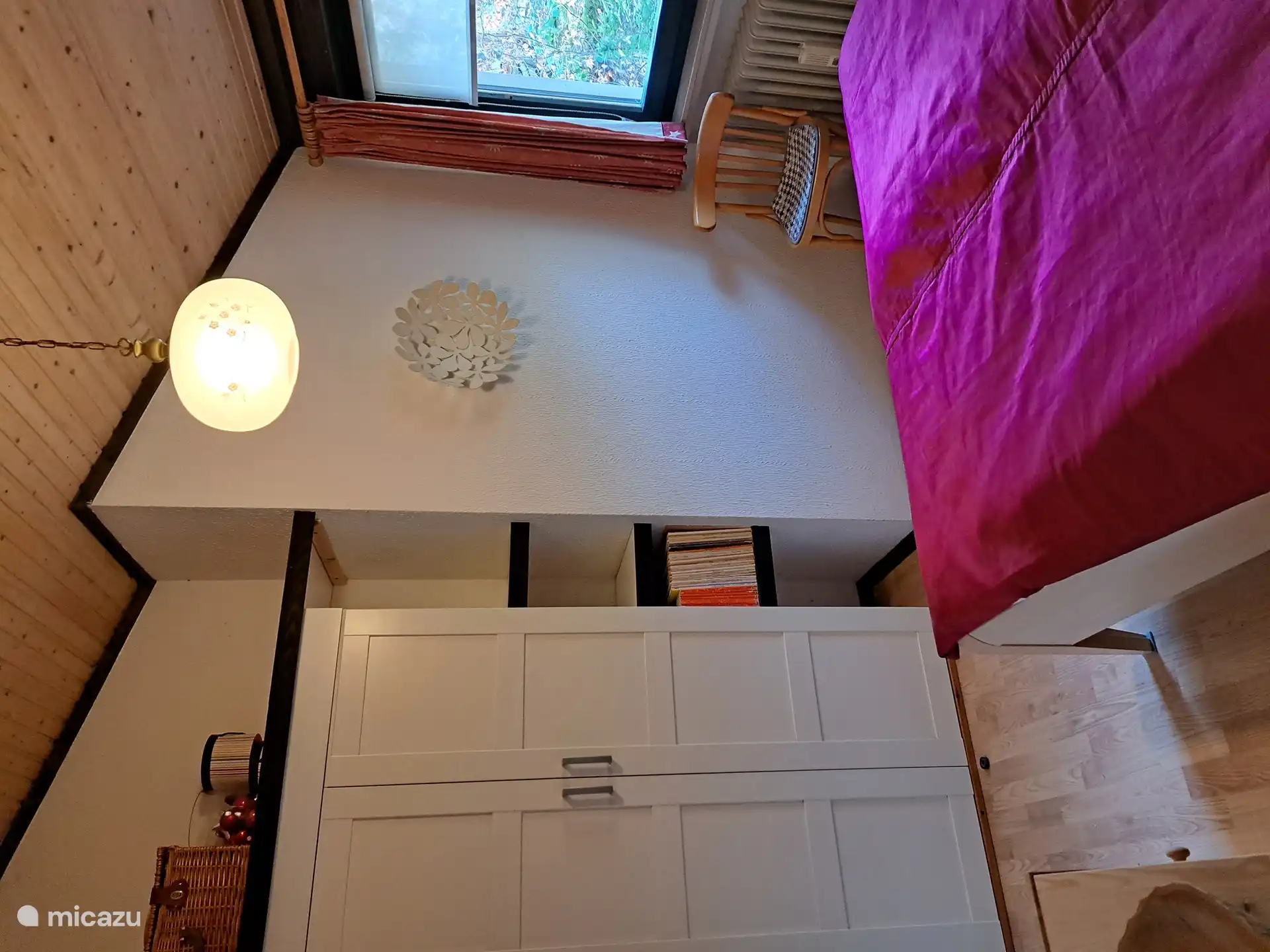 El dormitorio principal con calefacción central ofrece una vista del patio trasero.