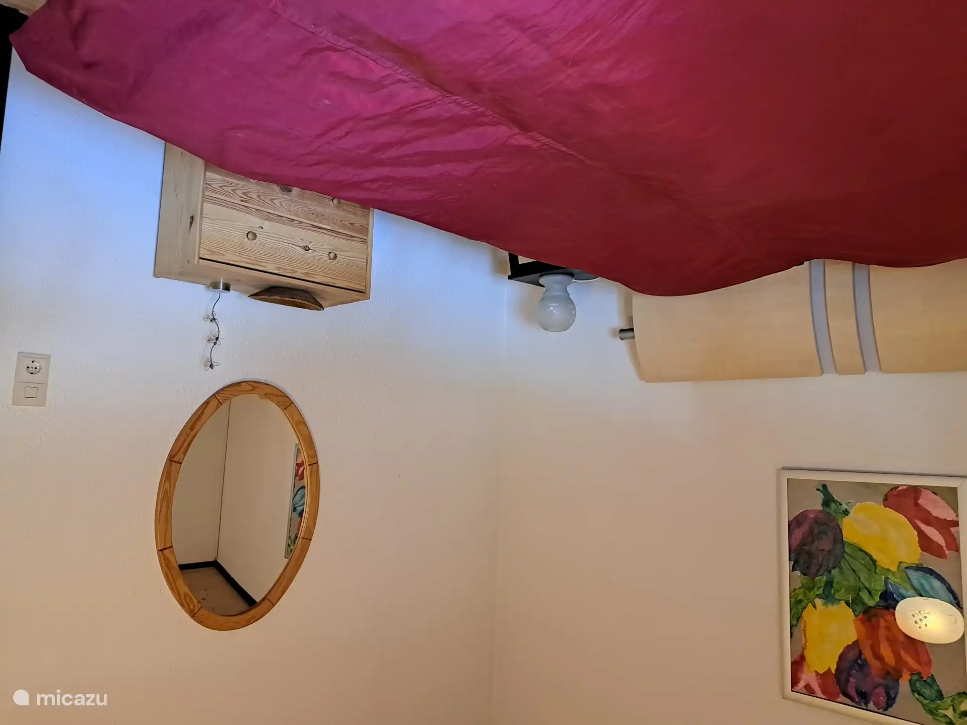 Hay un colchón doble, dos edredones individuales, un armario, una cómoda y 2 lámparas de noche. 