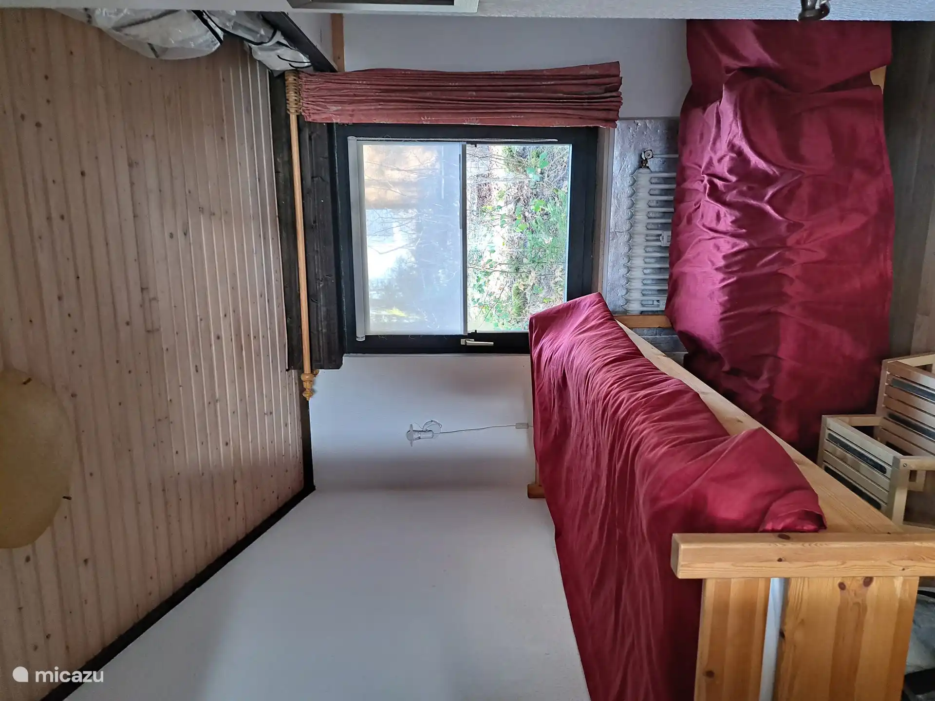 También el pequeño dormitorio con 2 camas individuales tiene vista al patio trasero; Hay una cómoda y 2 lámparas de noche. Los cojines de jardín están en esta habitación.