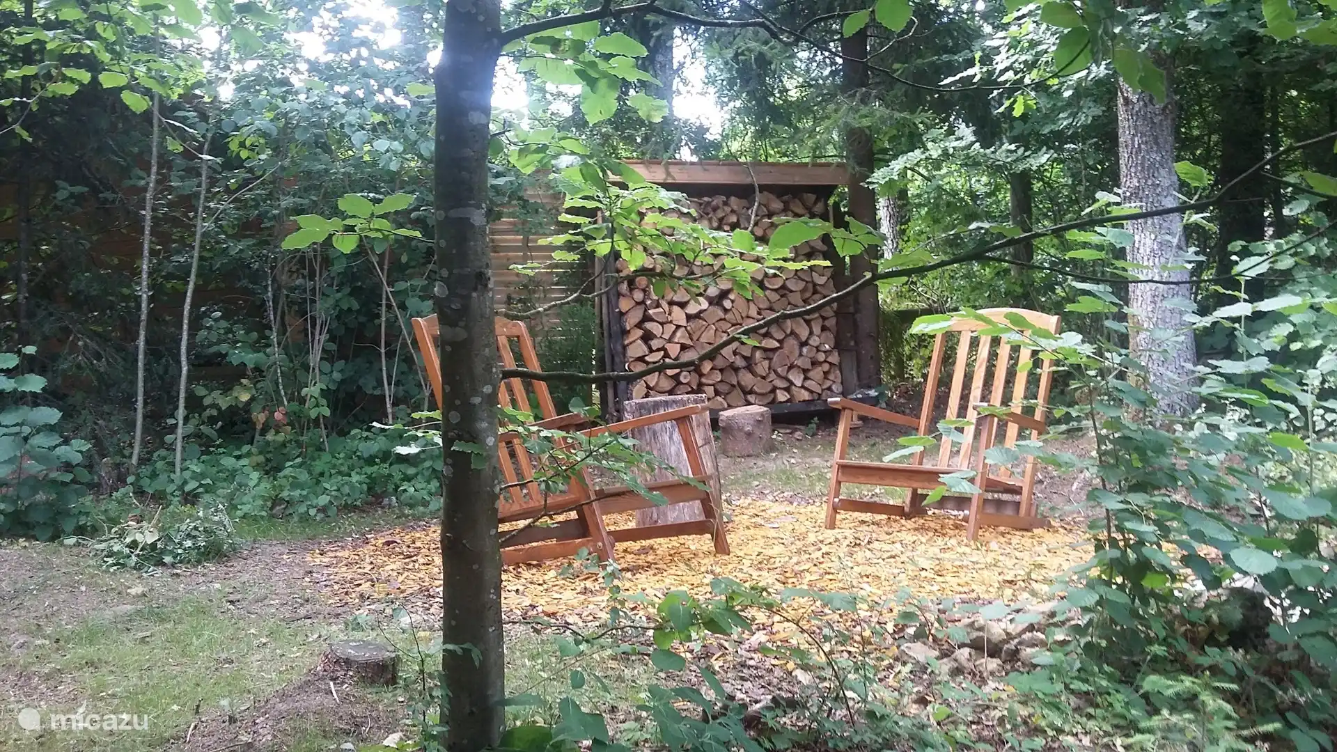 Los cojines para los muebles de jardín están en el dormitorio pequeño