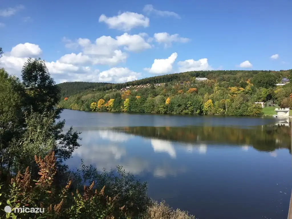 Se puede nadar en los lagos volcánicos y en el lago Kronenburger.