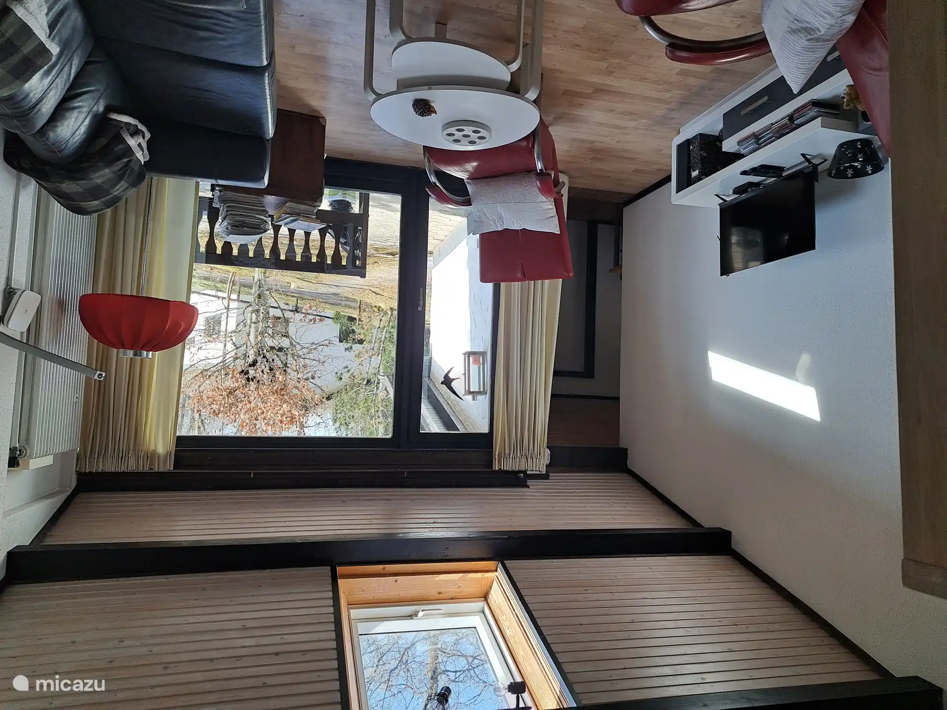 La claraboya y la fachada de cristal aportan luz y naturaleza al salón.