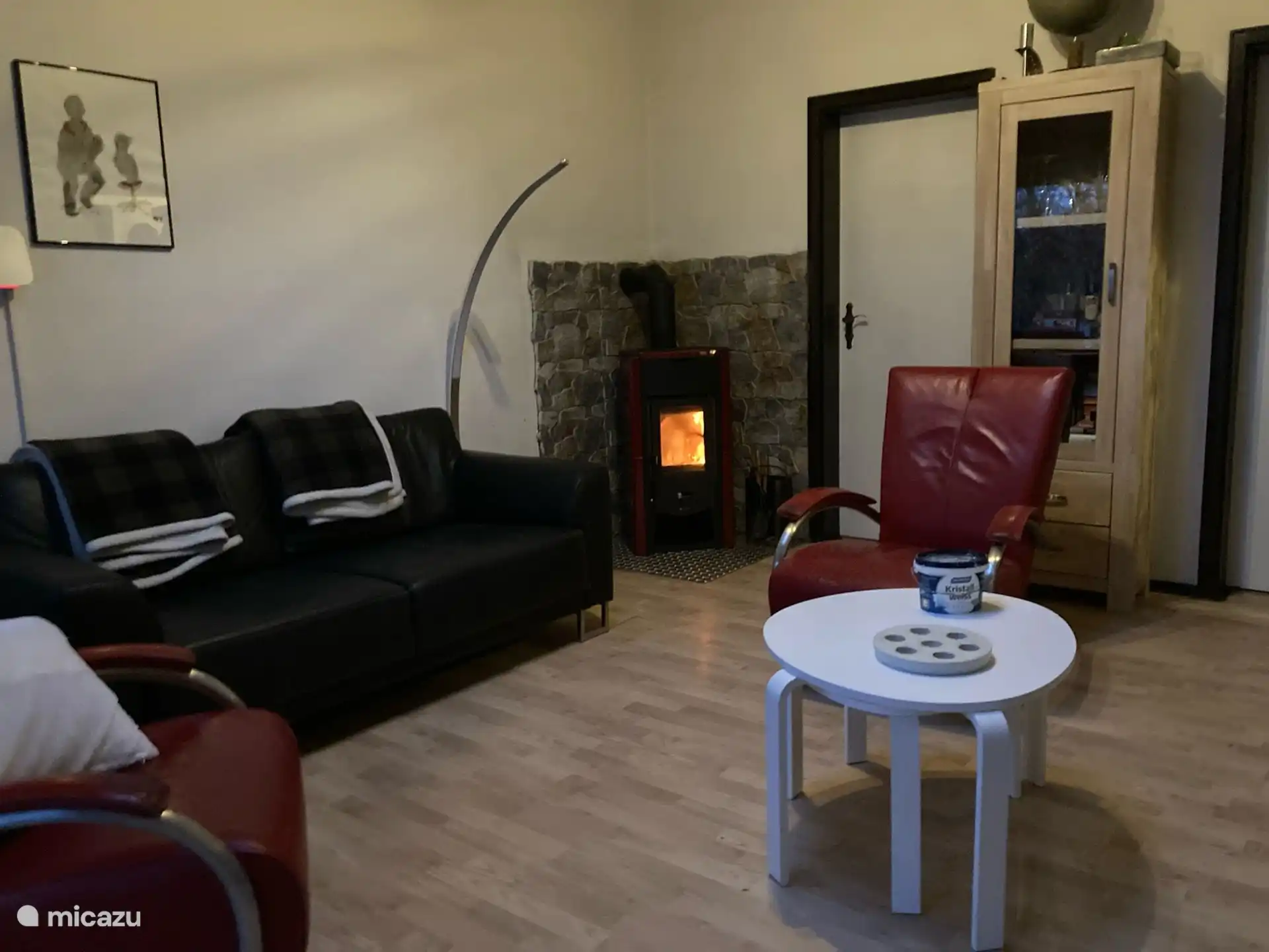 El almacenamiento de leña para la estufa está en el patio trasero.