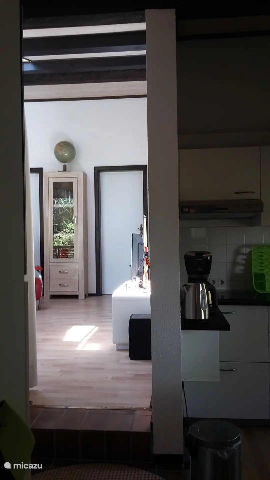 Se puede acceder a la cocina inferior a través de 2 escalones desde la sala de estar.