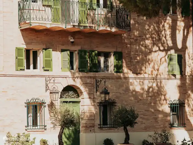 Maniero Montecassiano en Italia, Marche, Macerata - villa Frente de la casa