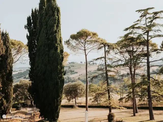 Maniero Montecassiano en Italia, Marche, Macerata - villa Vivimos en un parque