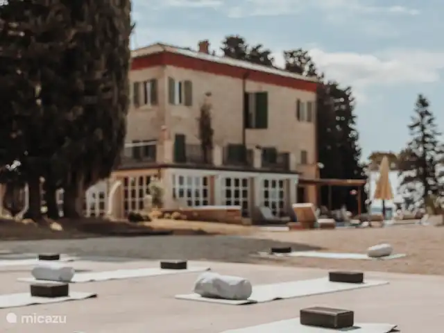 Maniero Montecassiano en Italia, Marche, Macerata - villa Plataforma de yoga