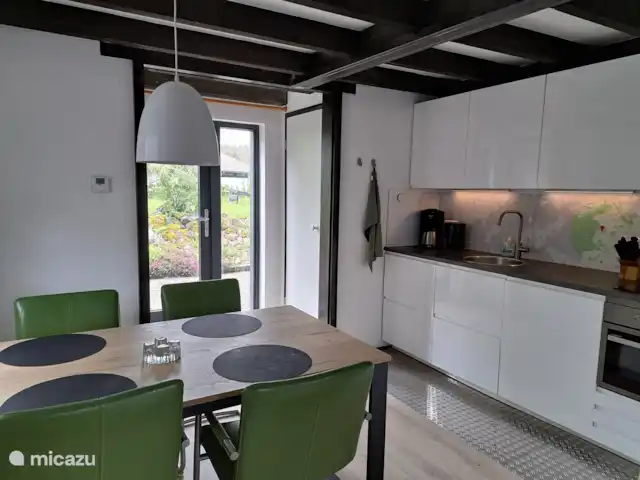 Eifel-huis Lissendorf huren in Duitsland, Eifel, Lissendorf - vakantiehuis De open keuken is van alle gemakken voorzien en biedt uitzicht op de voortuin. Trots op de zelfgemaakte achterwand van het keukenblok.