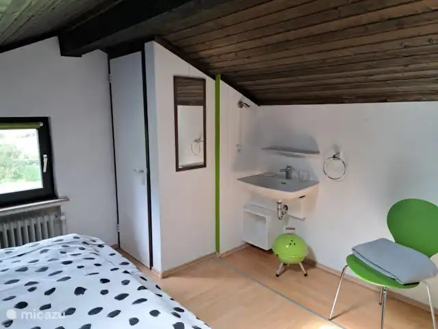 Eifel-huis Lissendorf huren in Duitsland, Eifel, Lissendorf - vakantiehuis De grote slaapkamer heeft naast een apart toilet en wastafel ook een dakraam met zicht op de sterren.