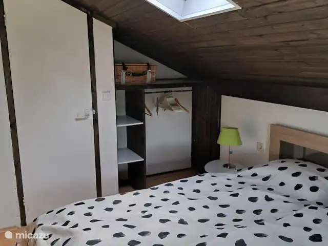Eifel-huis Lissendorf huren in Duitsland, Eifel, Lissendorf - vakantiehuis Naast de open hangkast is er een gesloten legkast.