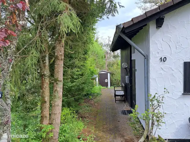 Eifel-huis Lissendorf huren in Duitsland, Eifel, Lissendorf - vakantiehuis Het tuinpad naar de voordeur wordt automatisch verlicht.