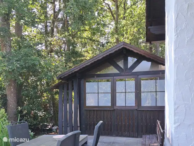 Eifel-huis Lissendorf huren in Duitsland, Eifel, Lissendorf - vakantiehuis De authentiek Grillhütte hebben we uit nostalgie behouden. Hier zijn de tuinstoelen, tuinkussens en een barbecue opgeborgen.