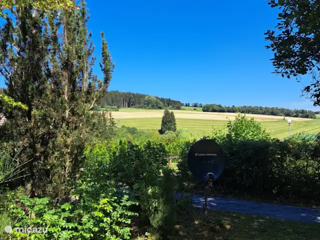 Eifel-huis Lissendorf huren in Duitsland, Eifel, Lissendorf - vakantiehuis Uitzicht vanuit de voortuin. Overdag laten de eekhoorns en de vogels zich zien; in de nacht komen de vossen en de boommarters op bezoek.