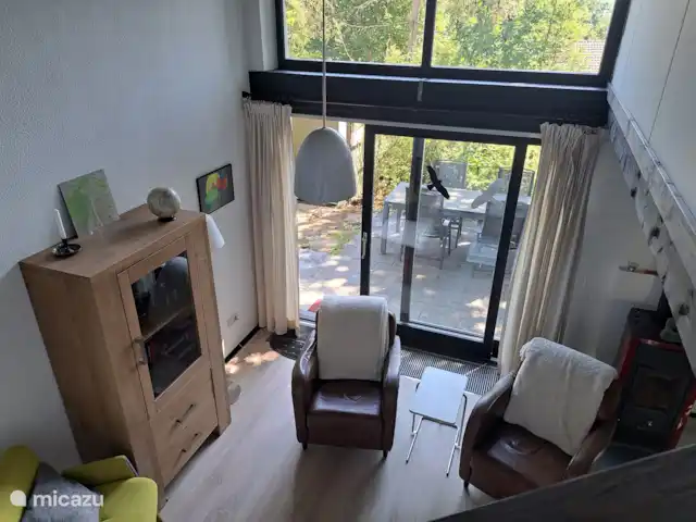 Eifel-huis Lissendorf huren in Duitsland, Eifel, Lissendorf - vakantiehuis Het hoge plafond van een deel van de woonkamer geeft een ruimtelijk gevoel.