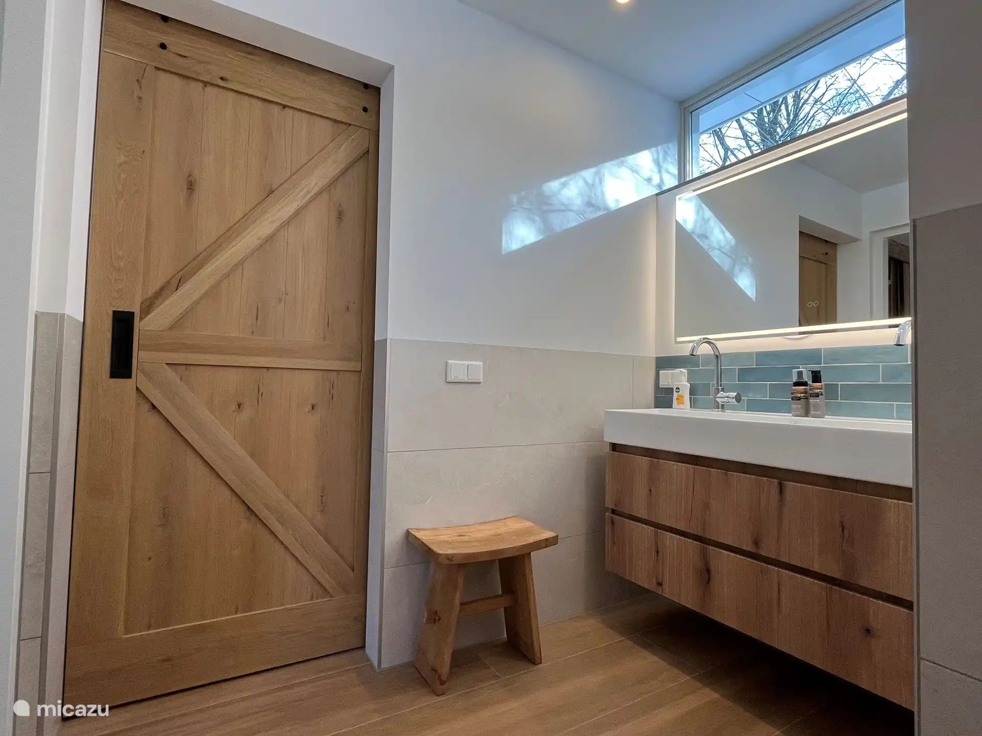 Sliding door to the toilet.