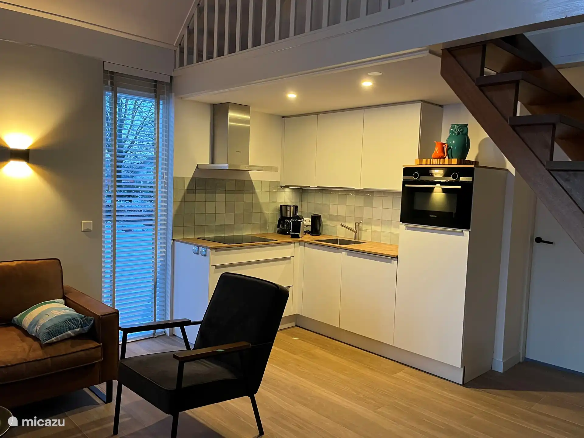 Nice and complete kitchen with induction plate, dishwasher, fridge with freezer, combi microwave / oven etc. 