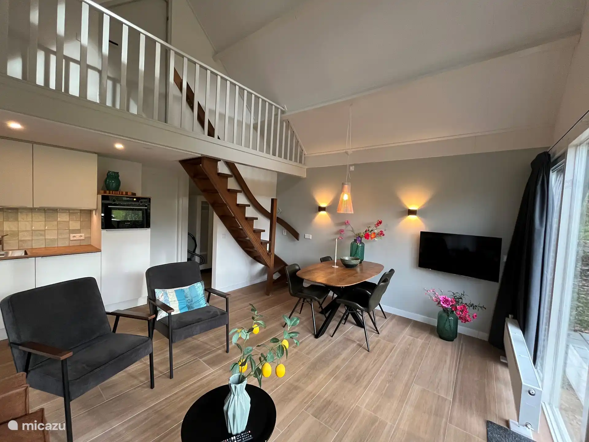 A beautiful view into the ridge gives a spacious feeling. 
