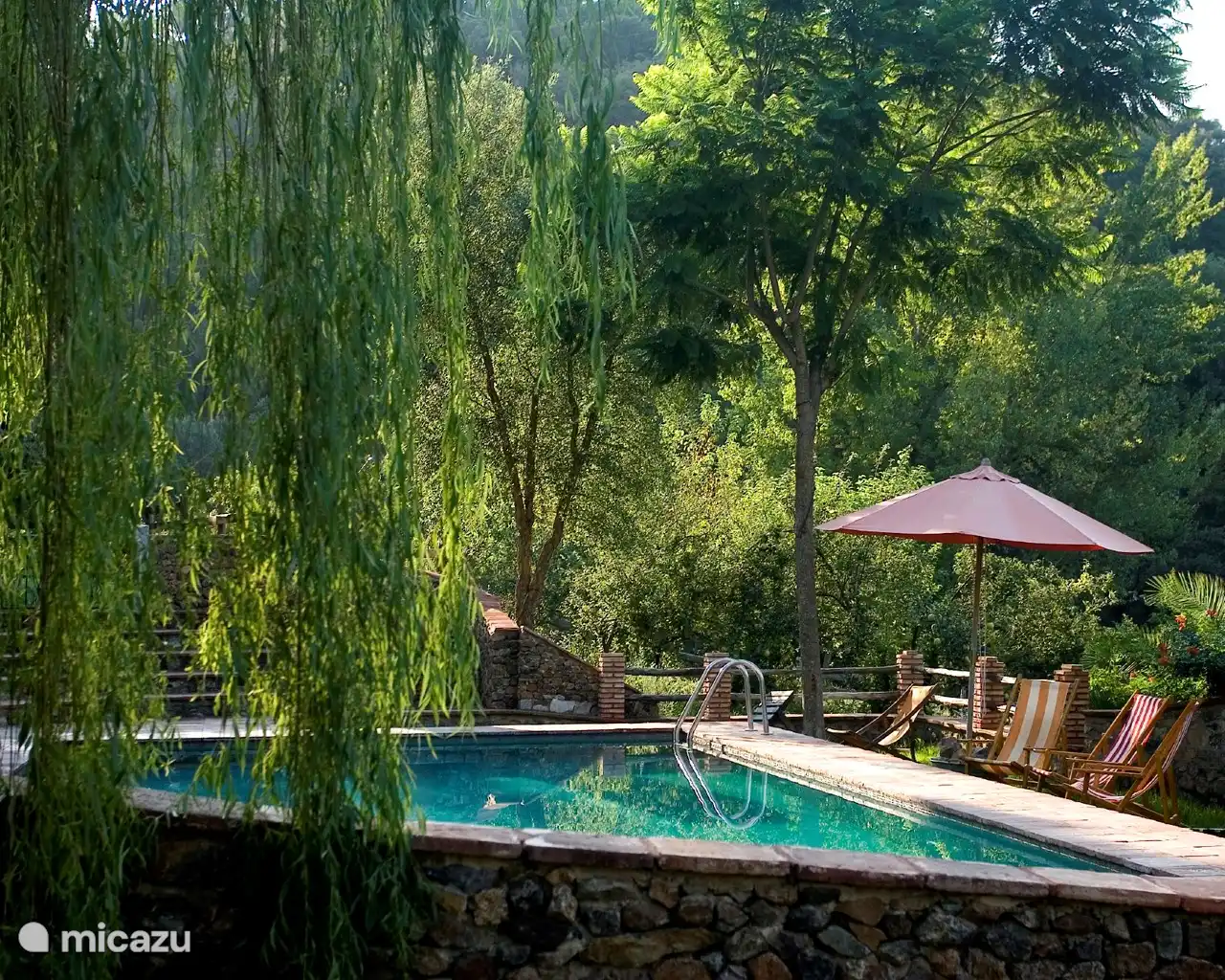 Zwembad geopend van maart tot oktober