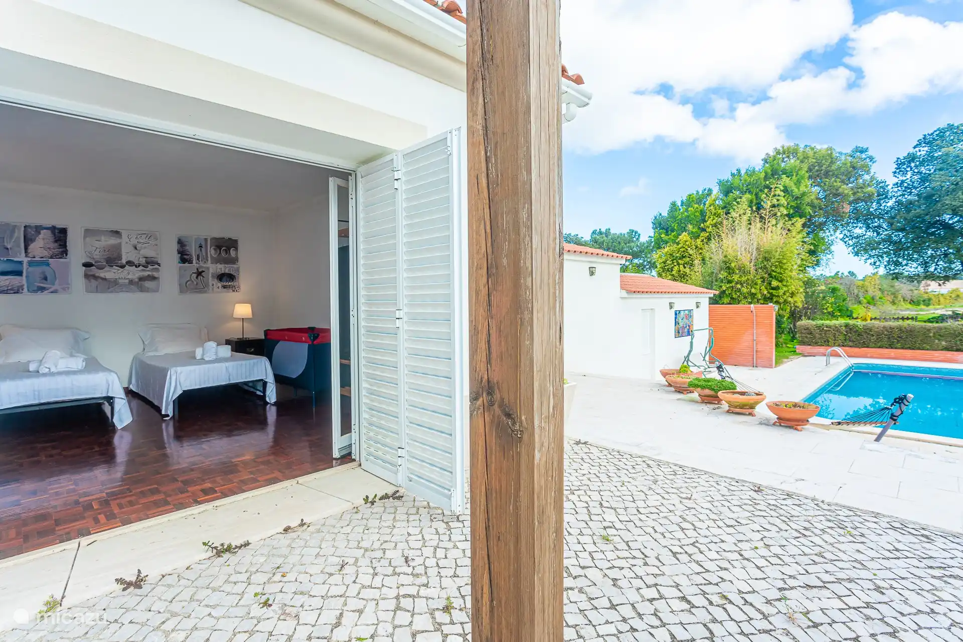 Fenstertüren vom Schlafzimmer mit direktem Durchgang nach draußen.