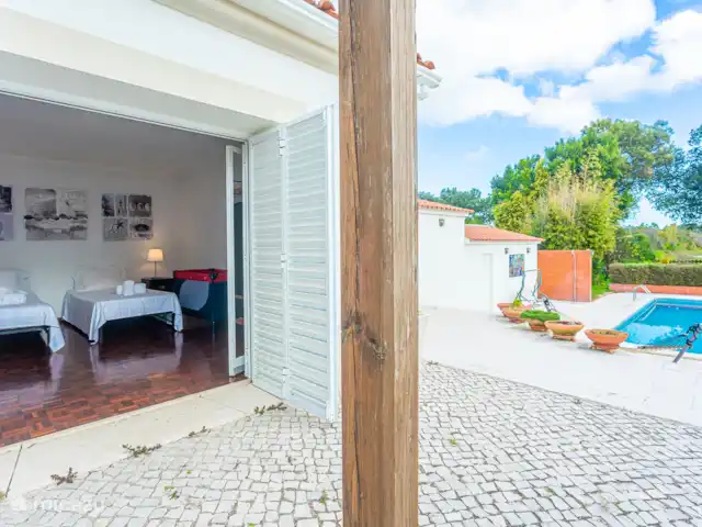 Villa Fleur | Portugal, Côte de Lisbonne, Sesimbra - villa Portes-fenêtres de la chambre, avec passage direct vers l’extérieur.