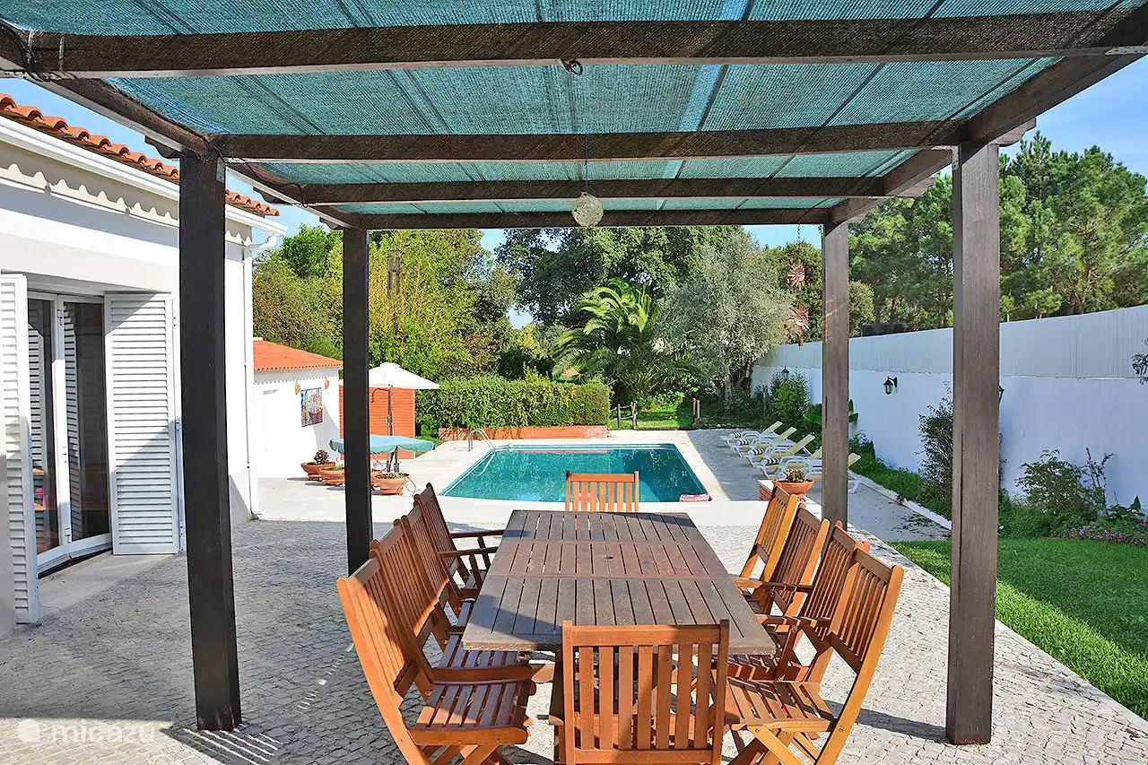 Überdachter Essbereich