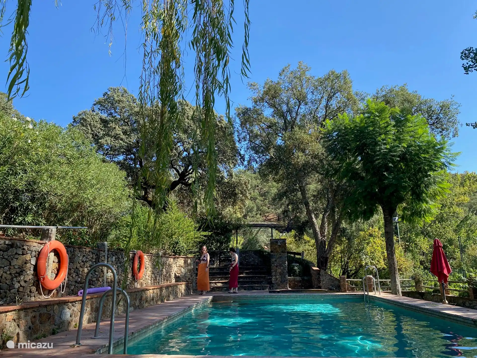 Zwembad geopend van maart tot oktober