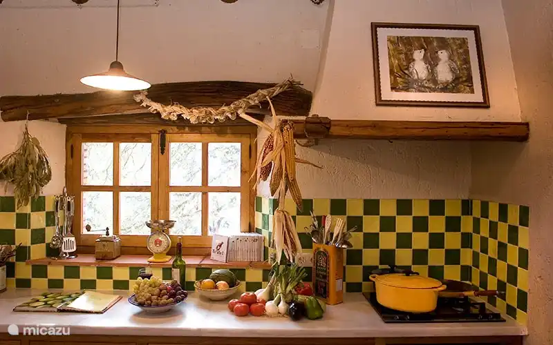 Keuken met de mogelijkheid van groenten uit de tuin in de zomer