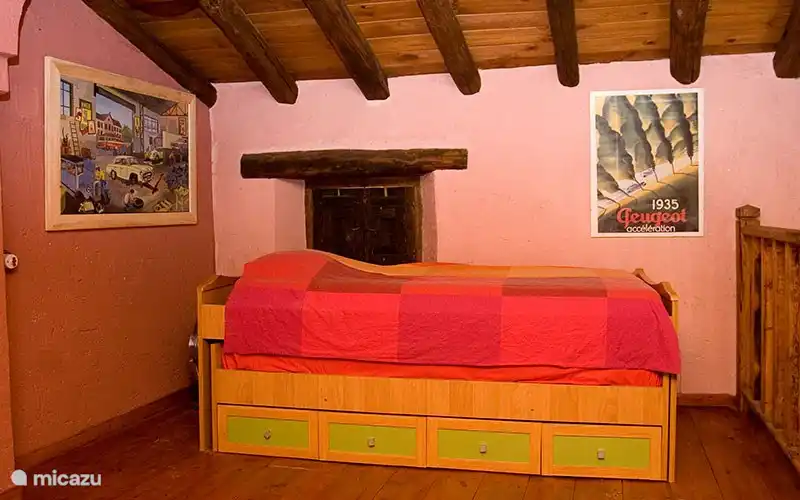Kinderkamer met uitschuifbed