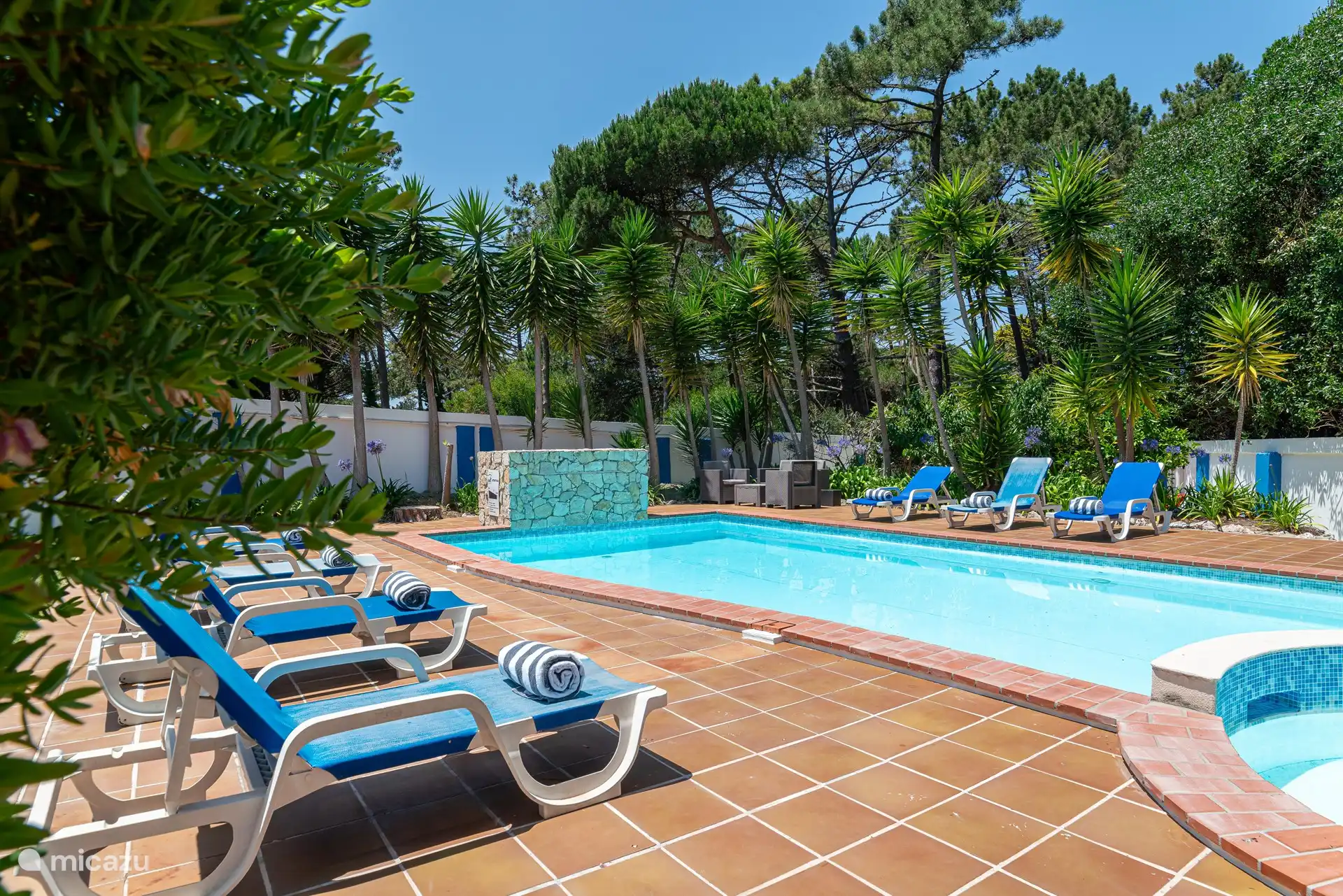 Schwimmbad mit Liegestühlen