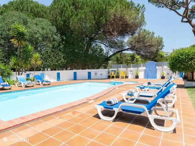 Villa Hecuba en Portugal, Costa de Lisboa, Colares - villa Piscina con tumbonas