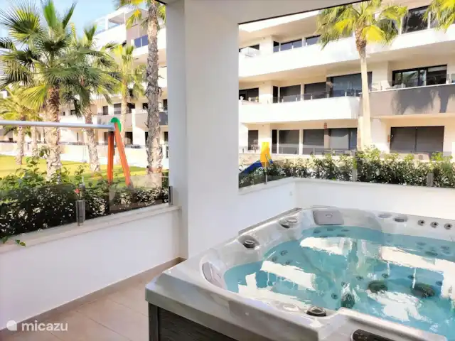 Caza azul en España, Costa Blanca, Orihuela Costa - apartamento Jacuzzi en la zona de bienestar