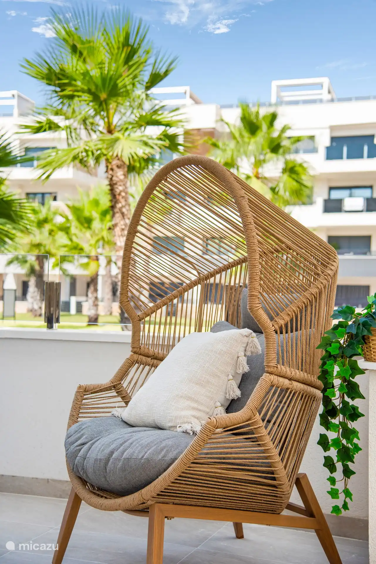 Heerlijke lounge stoel met zicht op het zwembad