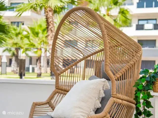 Caza azul en España, Costa Blanca, Orihuela Costa - apartamento Preciosa tumbona con vista a la piscina