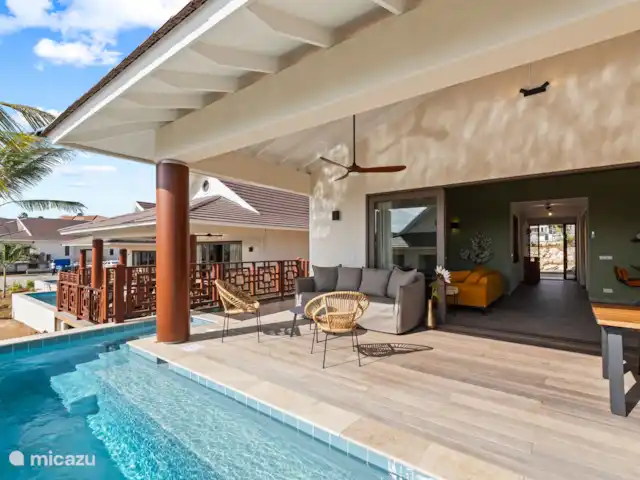 NEW! Villa Jazmyn 40 Blue Bay Resort huren in Curaçao, Curacao-Midden, Blue Bay - villa De open leefruimte met grote schuifdeuren zorgt voor een naadloze overgang tussen binnen en buiten
