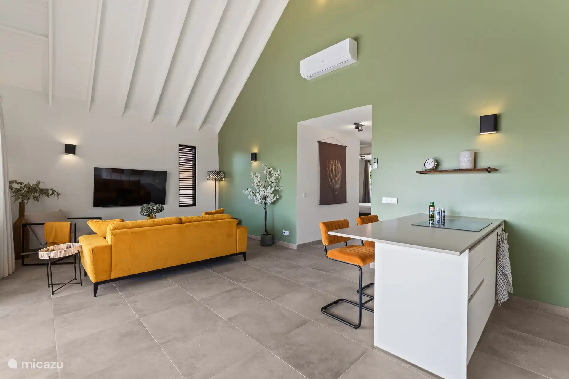 Eine offene Küche, die sich perfekt mit dem Wohnzimmer verbindet