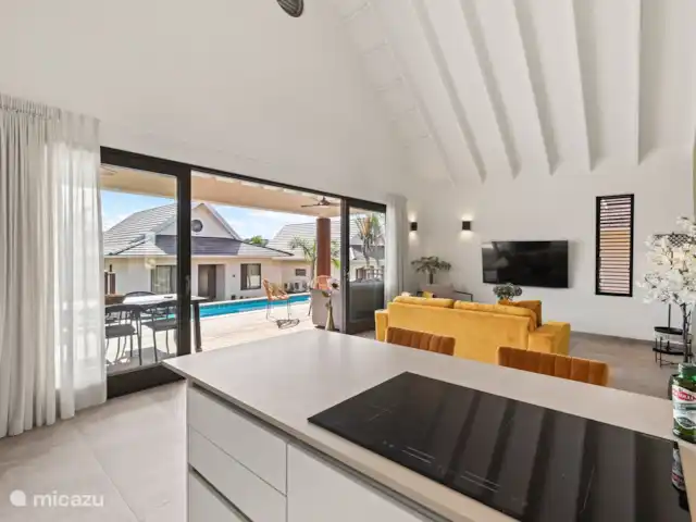 NEW! Villa Jazmyn 40 Blue Bay Resort huren in Curaçao, Curacao-Midden, Blue Bay - villa De open leefruimte met grote schuifdeuren zorgt voor een naadloze overgang tussen binnen en buiten