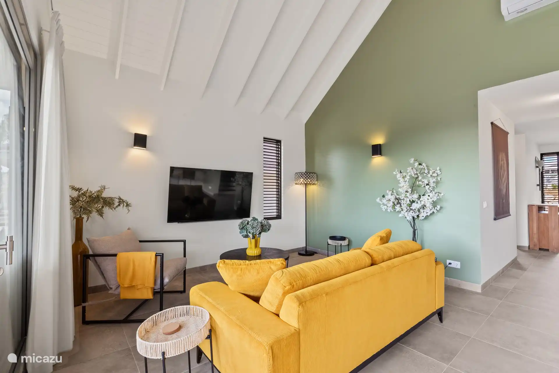 Entspannen Sie sich und schauen Sie fern auf diesem Sofa