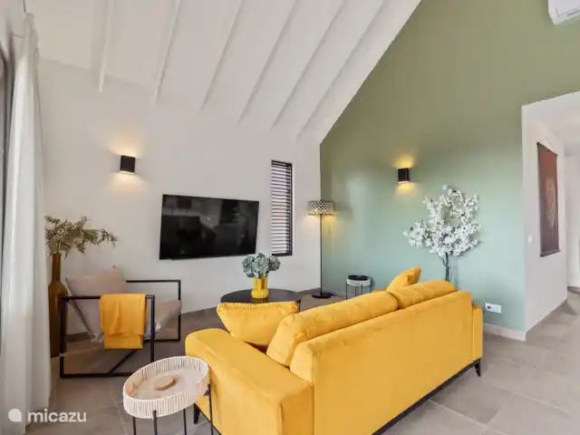 NEW! Villa Jazmyn 40 Blue Bay Resort huren in Curaçao, Curacao-Midden, Blue Bay - villa Ontspannen TV kijken op deze bank