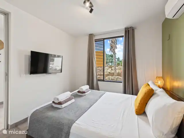 NEW! Villa Jazmyn 40 Blue Bay Resort huren in Curaçao, Curacao-Midden, Blue Bay - villa Masterbedroom, TV op de slaapkamer