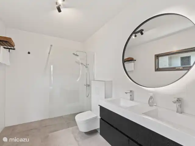 NEW! Villa Jazmyn 40 Blue Bay Resort huren in Curaçao, Curacao-Midden, Blue Bay - villa Fijne badkamer, met regendouche, toilet, en dubbele wastafel