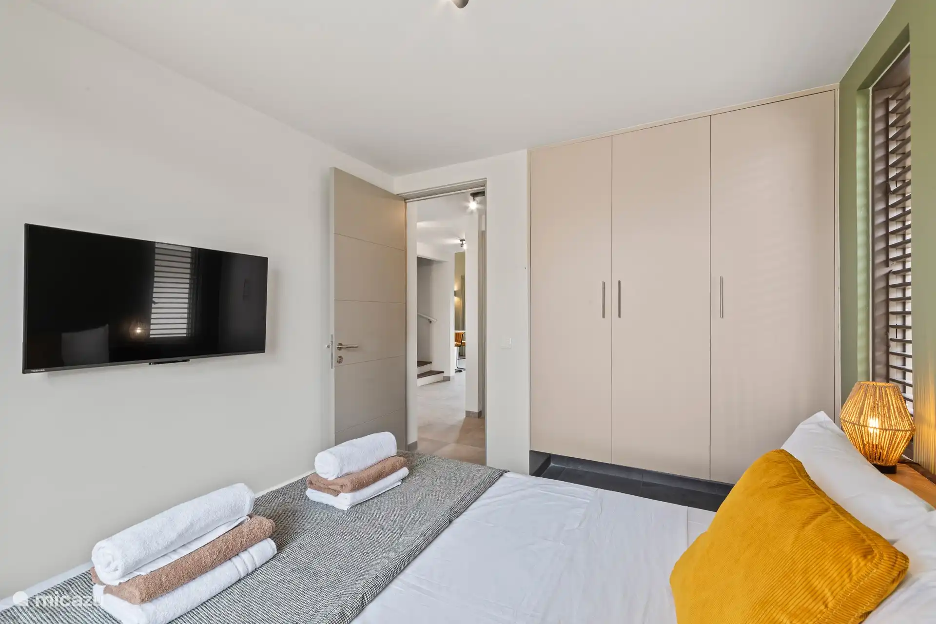 Schlafzimmer 2 mit geräumigem Kleiderschrank