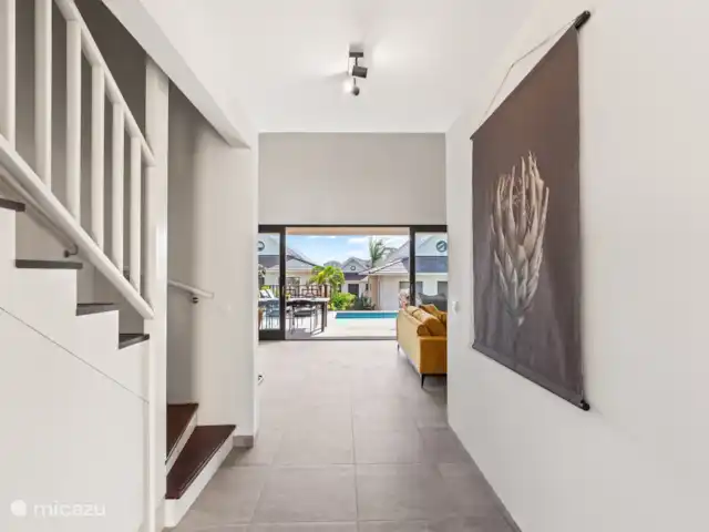 NEW! Villa Jazmyn 40 Blue Bay Resort huren in Curaçao, Curacao-Midden, Blue Bay - villa Trap naar boven, naar slaapkamer & badkamer 3