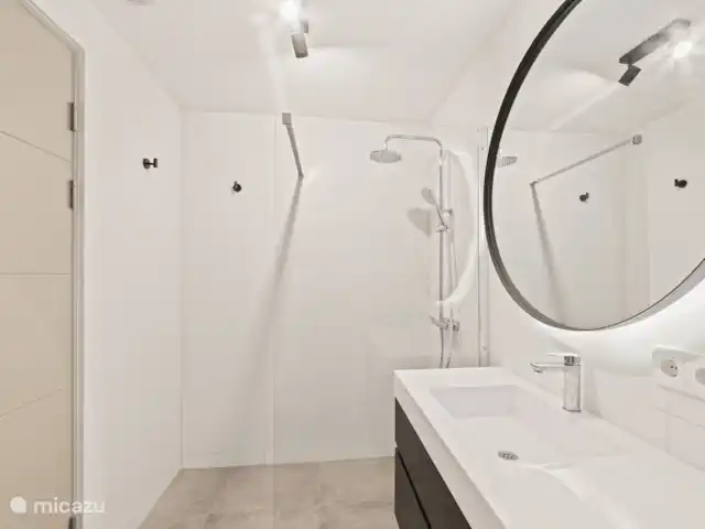 NEW! Villa Jazmyn 40 Blue Bay Resort huren in Curaçao, Curacao-Midden, Blue Bay - villa Fijne badkamer, met regendouche, toilet, en ruime wastafel