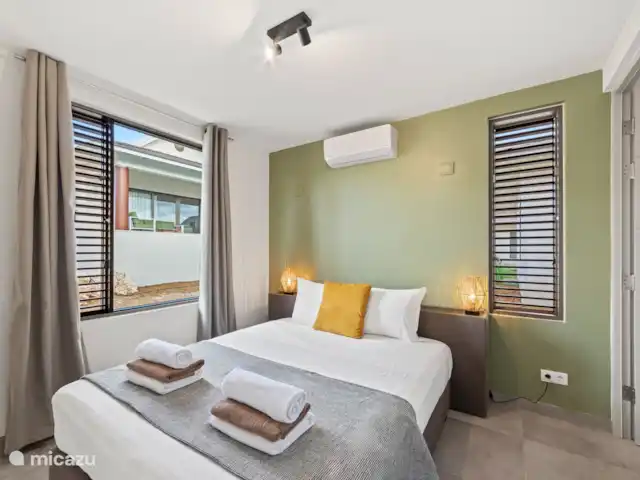 NEW! Villa Jazmyn 40 Blue Bay Resort huren in Curaçao, Curacao-Midden, Blue Bay - villa Masterbedroom met tweepersoonsbed, eigen badkamer en a/c